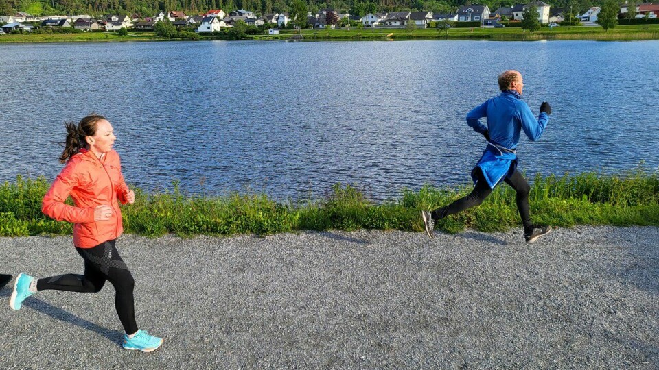 Intervalltrening: Løpere på alle nivå er velkommen på Kondistreninga. Da blir det stor strekk i feltet under intervalltreningene. Dette er fra tetgruppa i Kondistreninga Ålesund. (Foto: Marianne Røhme) På trening med Kondistreninga Ålesund