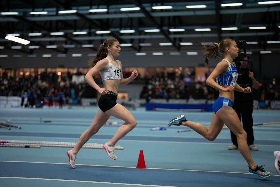 Marte Hovland (bakerst) tar sølvmedaljen på 1500 meter. Hun løper nå for Ullensaker/Kisa IL, men har tydeligvis ikke fått klubbdrakt ennå. Selma Løchen Engdahl (fremst) havner på en fjerdeplass.