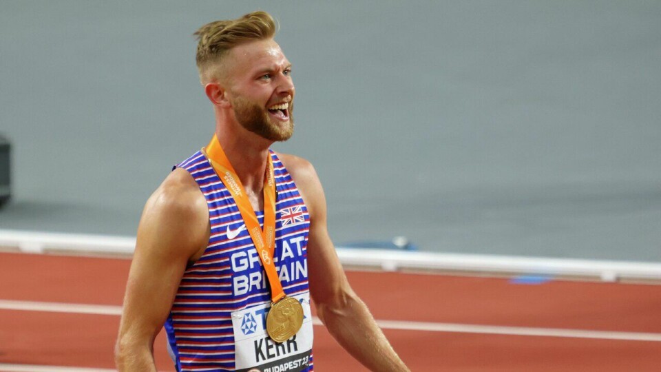Josh Kerr kunne henge enda en medalje om halsen etter det britiske mesterskapet. Bildet er tatt etter at han vant 1500 meteren i VM i Budapest i 2023. (Foto: Arne Dag Myking) VM Friidrett 2023 Budapest - 1500 meter menn finale - Josh Kerr