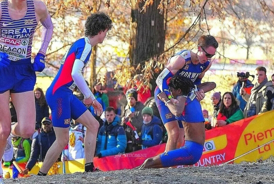 Esten Hansen-Møllerud Hauen (til venstre) og Vebjørn Hovdejord stansa for å hjelpe Abdullahi Dahir Rabi under EM terrengløp. (Foto: Atl-Eticamente foto) Esten Hansen-Møllerud Hauen (til venstre) og Vebjørn Hovdejord stansa for å hjelpe Abdullahi Dahir Rabi under EM terrengløp. (Foto: Atl-Eticamente foto)