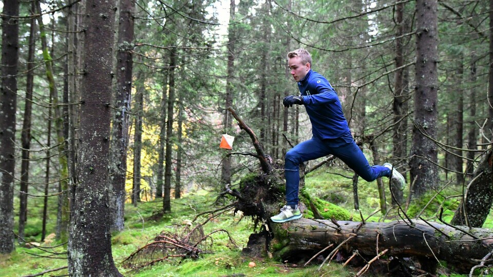 Over stokk og stein: Verdensmester i orientering, Kasper Harlem Fosser, mestrer løping i terrenget bedre enn de aller fleste. Samtidig løper han 10 km gateløp på godt under halvtimen. (Foto: Bjørn Johannessen) Kasper Harlem Fosser
