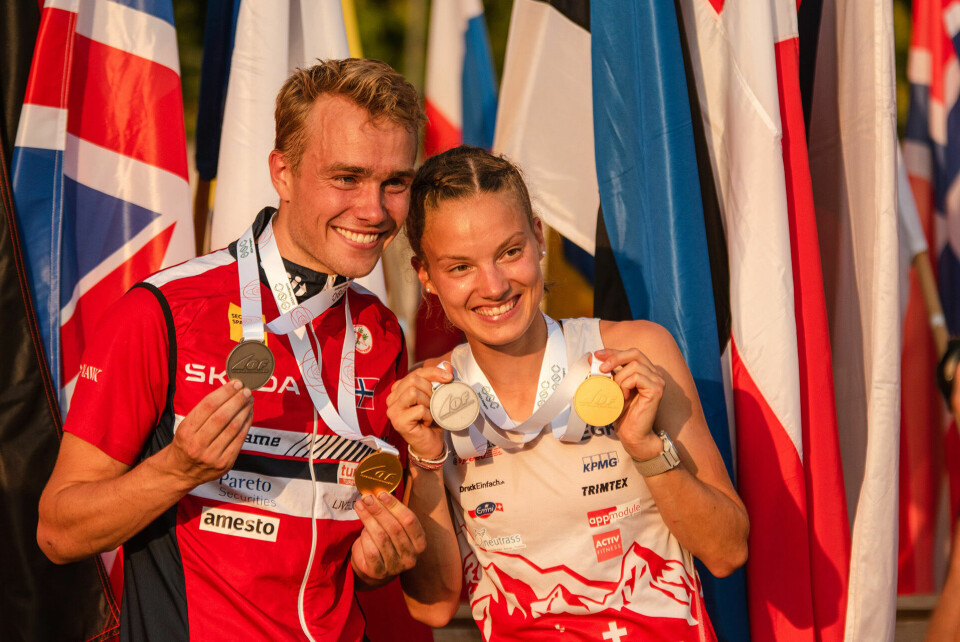 Superpar og medaljegrossister:Kasper Harlem Fosser sammen med sin sveitsiske samboer Simona Aabersold. Begge med gullfangst i årets EM i orientering. (Foto: Eszter Kocsik) Superpar og medaljegrossister: Kasper Harlem Fosser sammen med sin sveitsiske samboer Simona Aabersold. Begge med gullfangst i årets EM i orientering. (Foto: Eszter Kocsik)