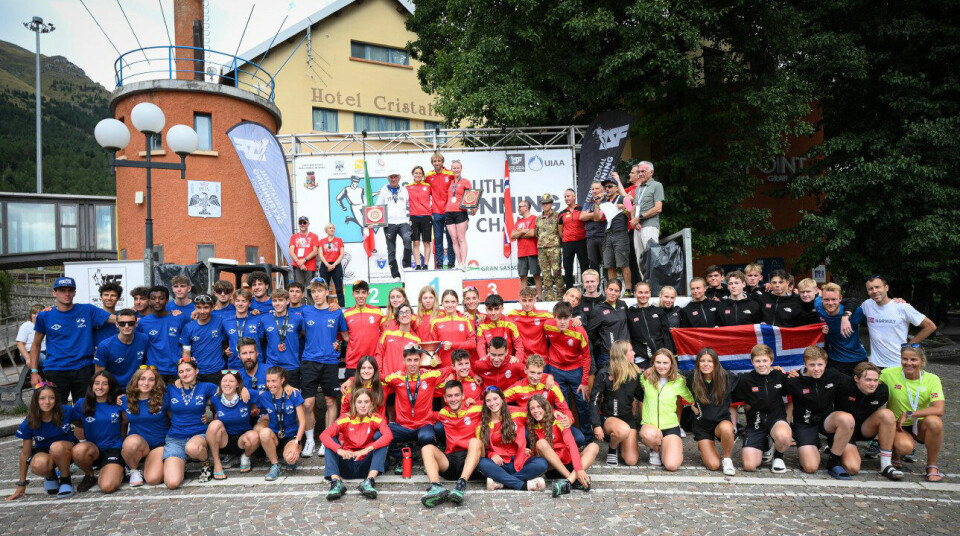 Norges lag (til høyre) kom på tredjeplass i lagkonkurransen i ungdoms-VM i fjelløping. Spania (midten) vant foran Italia (venstre). Totalt var det utøvere fra 30 land som deltok. (Foto: Damiano Benedetto)