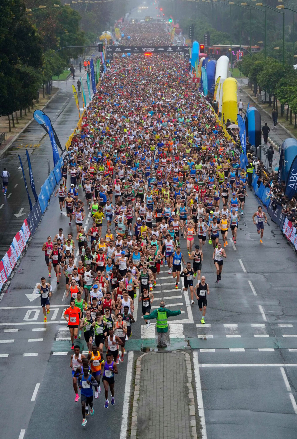 Nærmere 14 000 løpere la ut på halvmaratonløpet i Sevilla. (Foto: arrangøren)