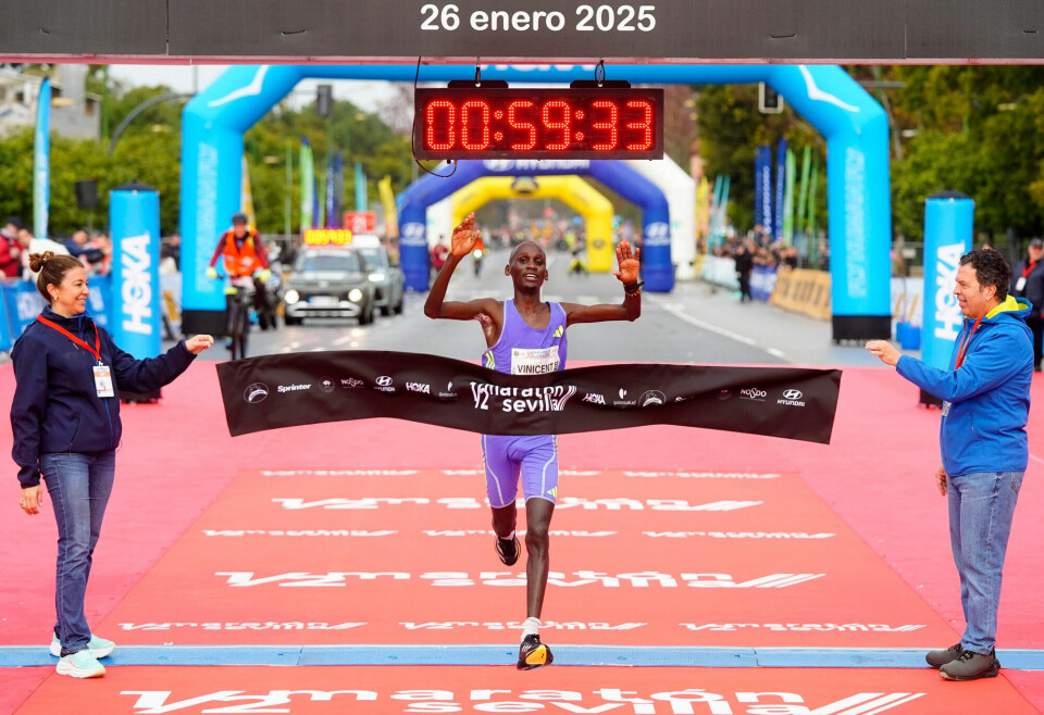 Vinicent Nyamongo Nyageo fra Kenya kunne juble for seieren i herreklassen. (Foto: arrangøren)