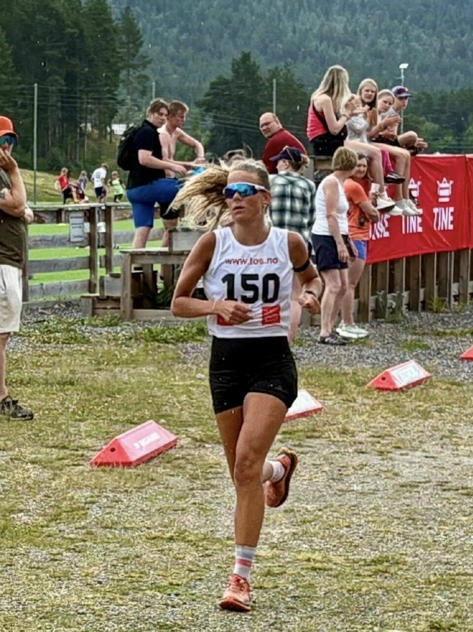 Nora Brennmoen mot mål som første dame på halvmaraton (Foto: arrangøren)