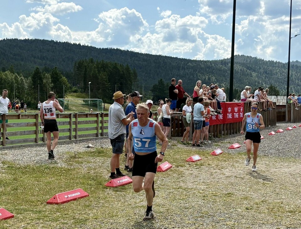 Kjersti Simensen fra Os spurter inn til klasseseier i K40-49 år i rygg på sambygdingen Geir Østgårdsgjelten som var bestemann over 60 år på mila. (Foto: arrangøren)