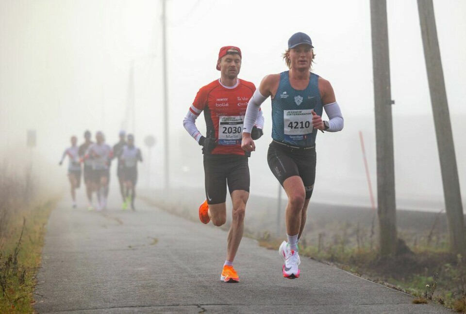 Bergensløperne Martin Karlsen og Sondre Øvre-Helland holder størst fart på maraton-distansen i Jessheim Vintermaraton. (Foto: Samuel Hafsahl) Jessheim Vintermaraton 2022