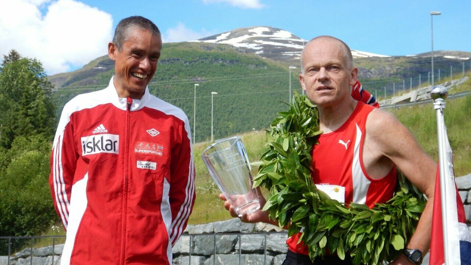 500. maraton: Kondispresident Tim Bennett (t.v) delte ut vase til Inge Asbjørn Haugen etter at han hadde løpt sitt 500. maratonløp under Hornindal Maraton i 2015. (Foto: Anders Tøsse/Kondis) Tim Bennett og Inge Asbjørn Haguen