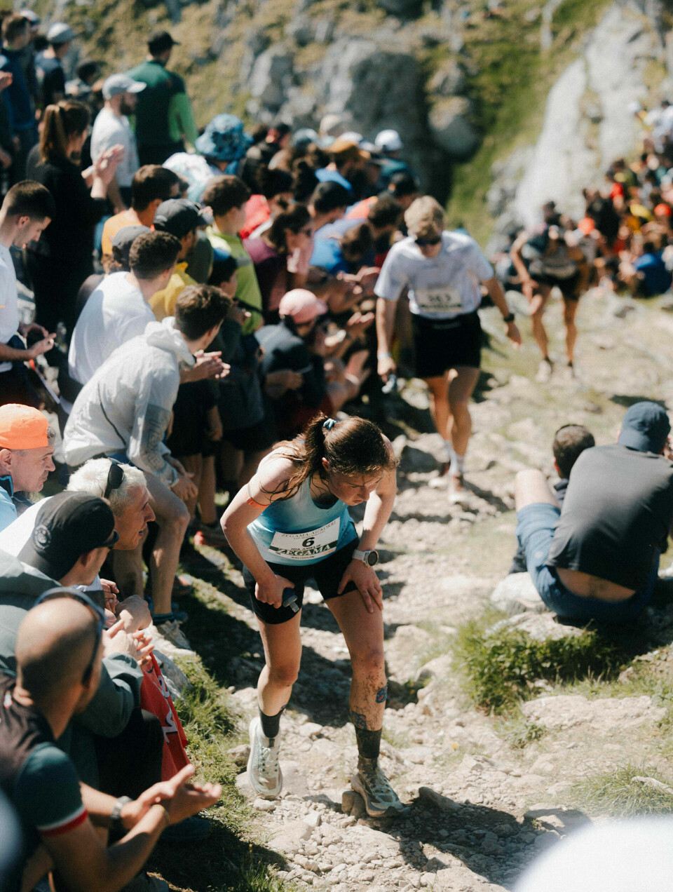 Fjelløping er stort også som publikumssport mange steder. Her ser vi Ida under Zegama i Spania der hun virkelig blir heiet fram. (Foto: Goden Trail Series / Rising Story)