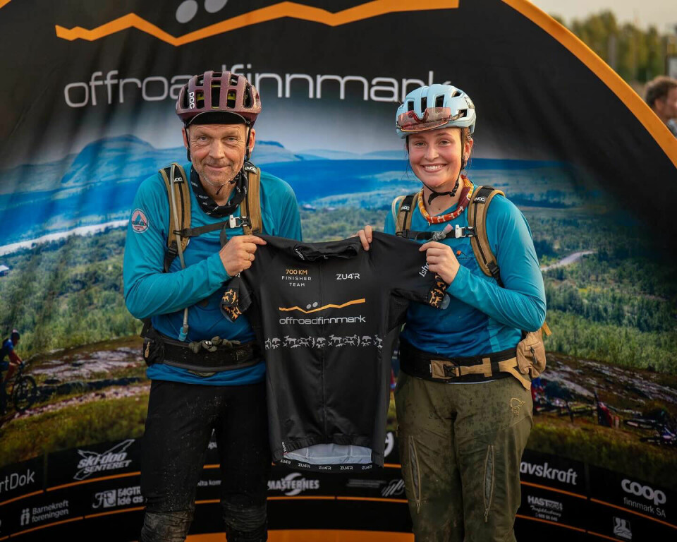 Far og datter Michaelsen med finicher-trøya etter å ha fullført fullførte 700-kilometeren i Offroad Finnmark. (Foto: Offroad Finnmark)