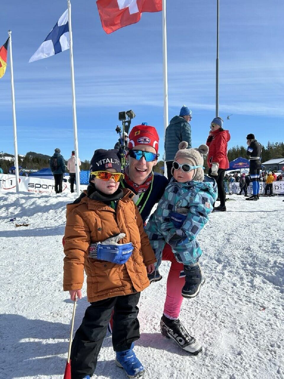 Magnus sammen med guttene sine, Ulrik og Victor, etter å ha gjennomført Birken på impuls sist vinter. (Foto: Privat)