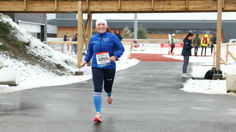 Gleder seg: Connie Schneider har stor glede av å delta i løp selv om hun ikke pryder toppen av resultatlistene. Her fra halvmaraton under Jessheim Vintermaraton 2023. (Foto: Marianne Røhme) Connie Schneider er trener på Kondistreninga Kongsberg og løp halvmaraton under Jessheim Vintermaraton 2023