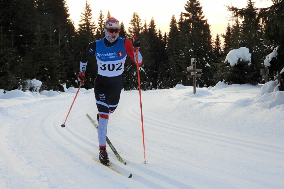 Vinneren Ove Egil Hjellødegård i stilfull diagonal etter ca. 5,5 km i Furnesåsen Rundt. (Foto: Stein Arne Negård) Furnesåsen Rundt 2023