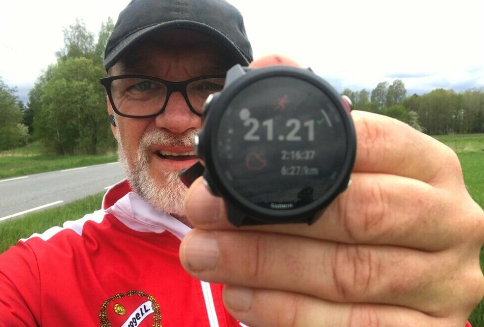 Fornøyd: Tom Ostad ble svært glad da han kun 2,5 måned etter hjertestansen klarte å løpe halvmaraton på 2.16. (Foto: privat) Tom Ostad