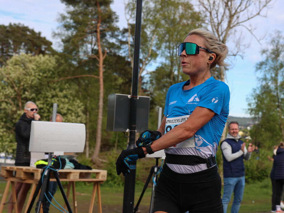 Leni Økland-Lihaug kan stoppe klokken på 14:29 i det 4 km lange løpet. I bakgrunnen ser vi speaker Bjørn Tore Kronen Taranger som konstaterer at det ble ny løyperekord på kjæresten.
