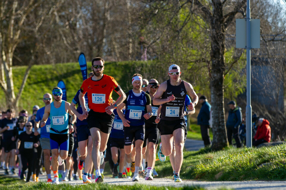 Starten har akkurat gått for halvmaratonløperne. (Foto: Christer Tysdal)