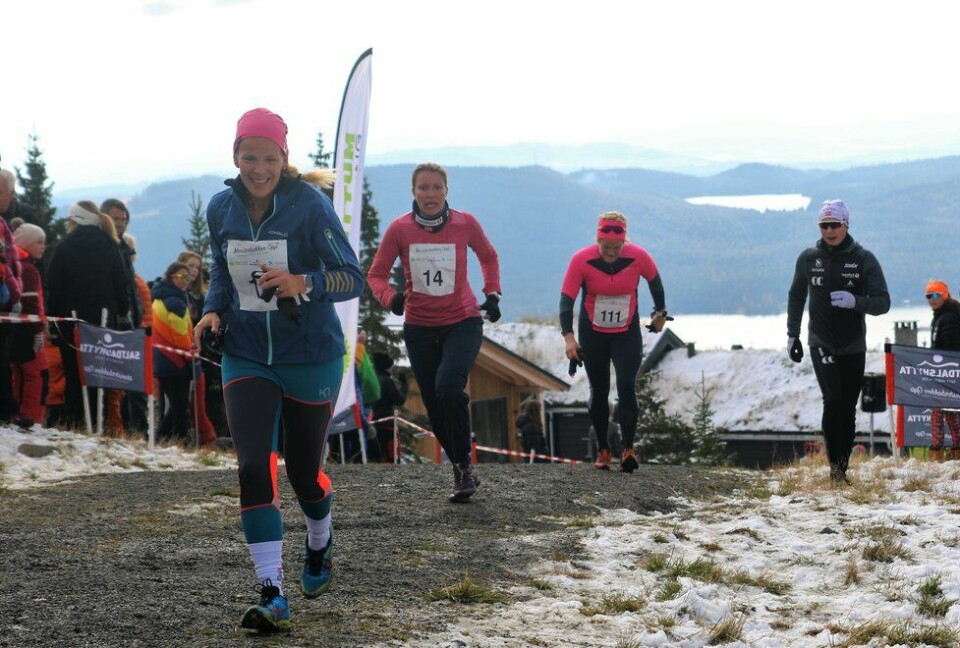 Karianne Thorsby Krange, Team Stubben (17), Johanne Ulrica Øveraasen, Åsmarka (14) og Lene Ebbestad, Svelvik SK (111) på de de siste meterne i Monsterbakken. Monsterbakken Opp 2019