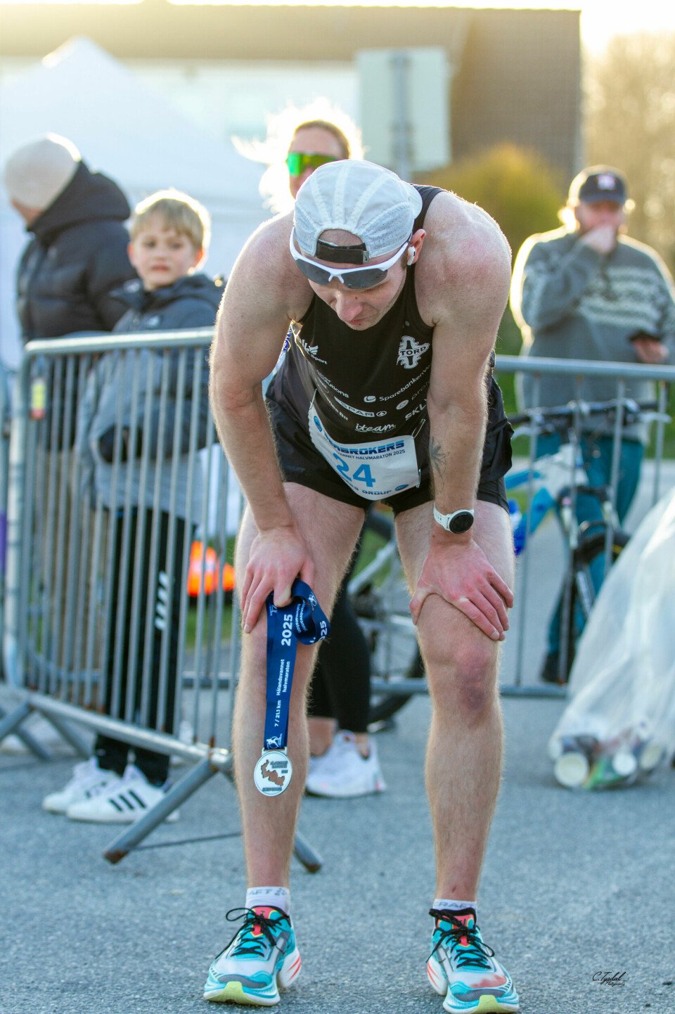 Eirik Nilsen Onarheim puster ut etter målgang og tredjeplass på halvmaraton. (Foto: Christer Tysdal)
