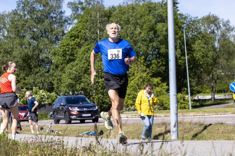 75-åringen Rolf Meek er imponerde kjapp i beina. 14.10 på 3 km er sterke saker i 75-79-årsklassen. (Foto: Bjørn Hytjanstorp)