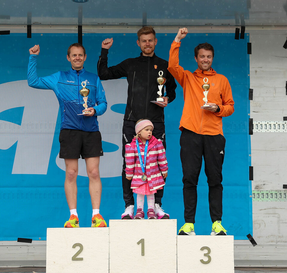 Premiepallen menn 5 km: Jan Tore Tellefsen, Børge Larsson og Ole Kristian Vikenes. Og en liten jente.