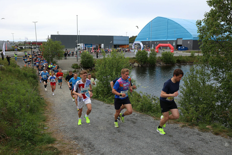 Det er mange løpere som skal inn på grusstien langs Skogavatnet.