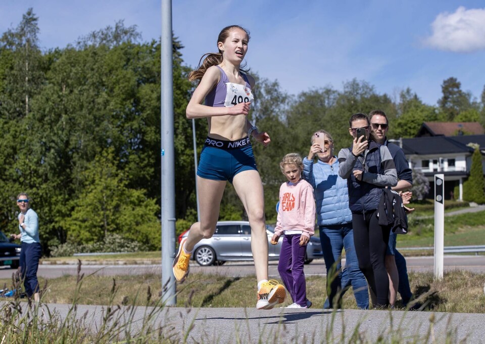 Her spurter Katinka Moody-Bongard mot mål - ikke langt bak moren. (Foto: Bjørn Hytjanstorp)