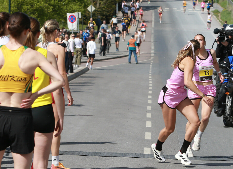 Maiken Prøitz gir pinnen til Amanda Frøynes i tet forTjalve, men Vidar nærmer seg i bakgrunne. (Foto: Kjell Vigestad)