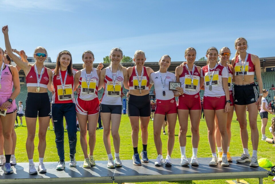 Ti av Vidars 15 sølvjenter samlet på pallen. (Foto: Samuel Hafsahl)
