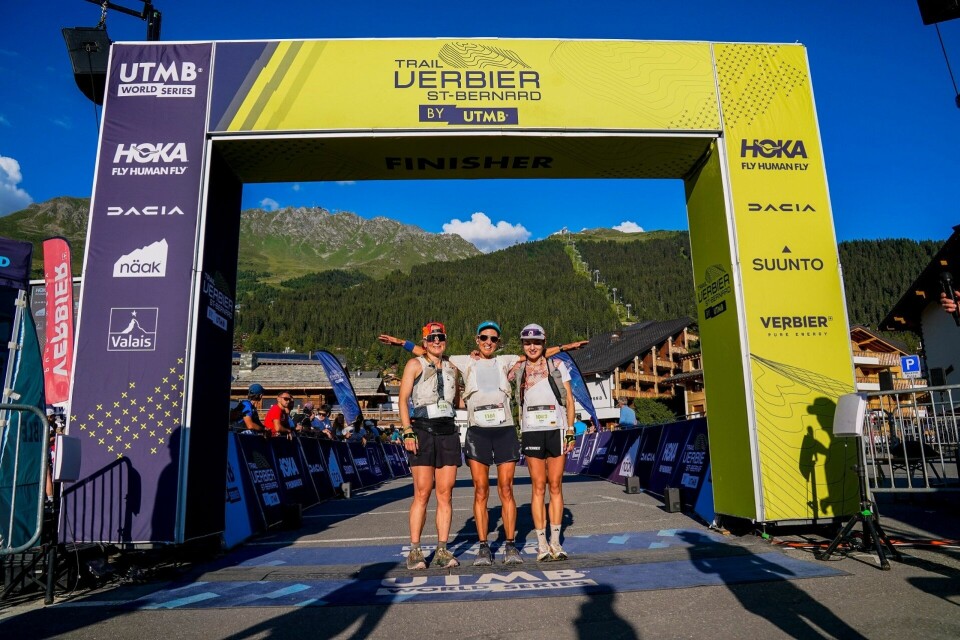 Svenske Anna Carlsson tok 2. plassen på 76 km bak franske Caroline Chaverot med tyske Dioni Gorla på 3. plass. (Foto: Michel Cottin/UTMB)