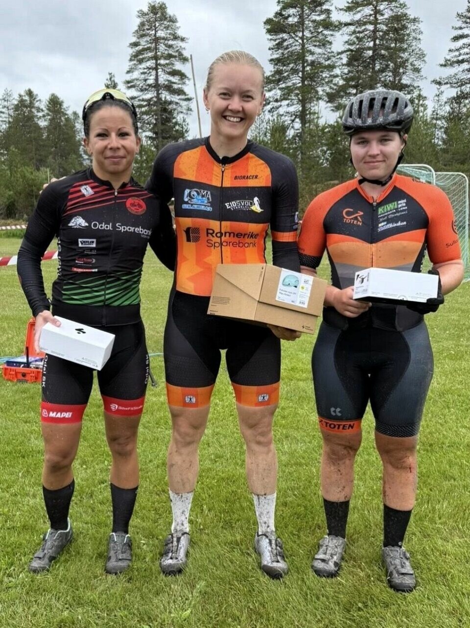 Trioen som tråkket inn til de gjeveste premiene i kvinnenes terrengritt (fra v.) Cathrine Andersen, Tone-Mette Tømte og Vilde Brønstad. (Foto: arrangøren)