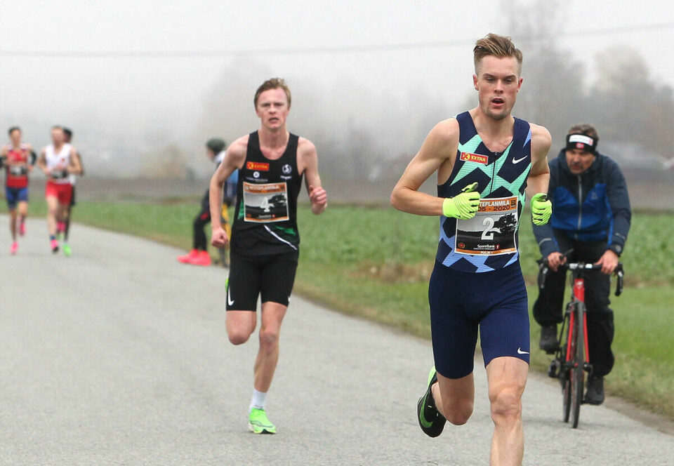 7km_Filip_Ingebrigsen_Narve Nordaas_tre_bak_som_passerte_Filip_1920_A20G2490