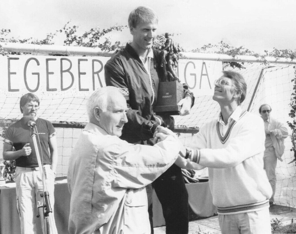 Oddvar Brå får overrakt Egebergs Ærespris, norsk idretts høyeste utmerkelse, av Carl E. Wang og Jan Gulbrandsen på Sæthersgård i 1988. (Foto: Privat)