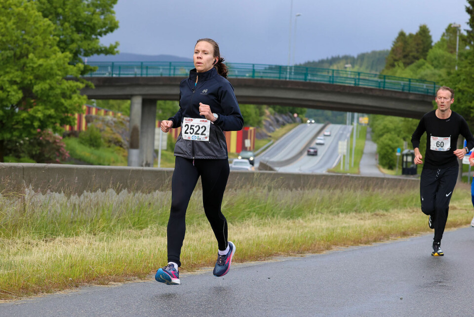 Cecilie Nes leder klart i kvinnenes 10 km etter 2,5 km, men tar til slutt en mer knapp seier.