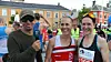 Kristin Waaktaar Opland (t.v) kom på andreplass, mens Signe Kristin Fikse vant halvmaraton i Trondheim Maraton 2023. Her i samtale med speaker.