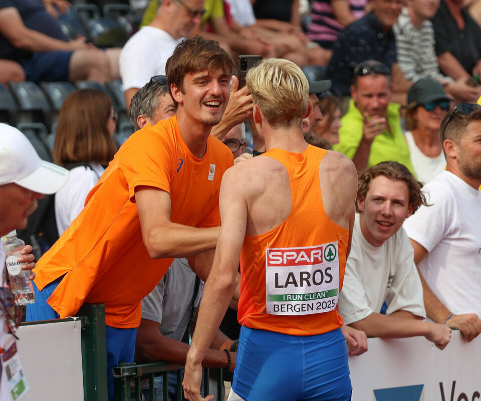 Niels Laros dro rett bort for å la seg gratulere av Stefan Nillessen. De to nederlenderne har vært blant mesterskapets største profiler på løpsøvelsene.