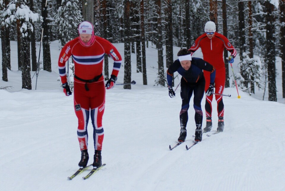 Tettrioen i Nyttårsstaken 2022: Vinneren Ivar Hesselberg Indby rykker i fra treeren Vegard Lans Pedersen og toeren Jørgen Stensløkken 2 km før mål. (Foto: Sigurd Westgård)