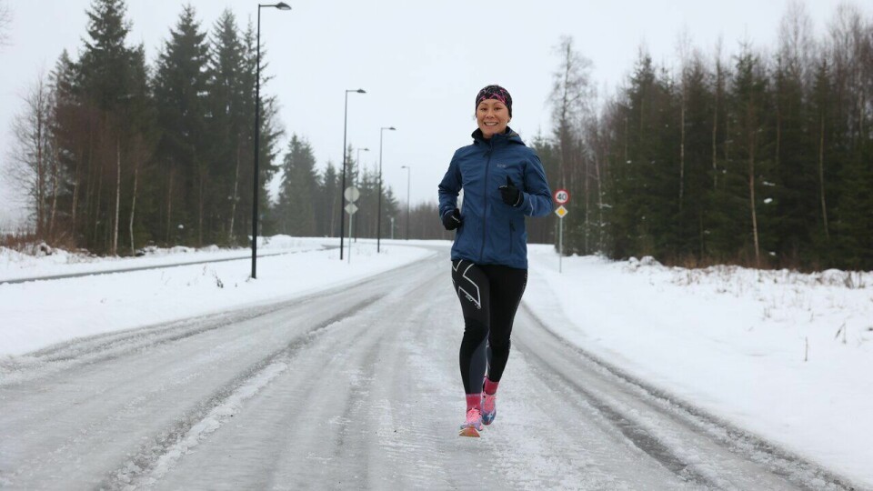 Helen Bruus Green samler kilometer på Jessheim i forbindelse med Oslo Maraton sin adventskalender. (Foto: Marianne Røhme) Helen Bruus Green