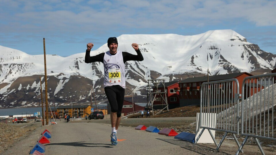 En opplevelse: Piotr Suchenia kom på tredjeplass på halvmaraton under Spitsbergen Marathon 2023. (Foto: Marianne Røhme / Kondis © Kondis) Piotr Suchenia kom på tredjeplass på halvmaraton under Spitsbergen Marathon 2023