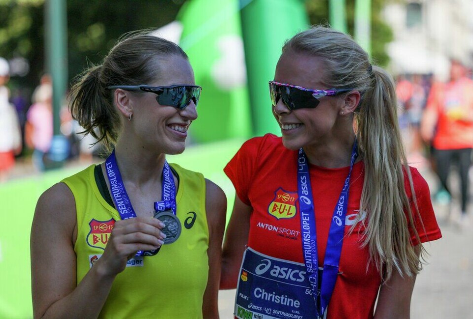 Løpeglede: Sofie Kjos (t.v) og Christine Colling Westerbø Berthelsen løp begge 5-kilometeren i Sentrumsløpet i fjor. (Foto: Samuel Hafsahl) Sentrumsløpet 5km - Sofie Kjos, Christine Colling Westerbø Berthelsen