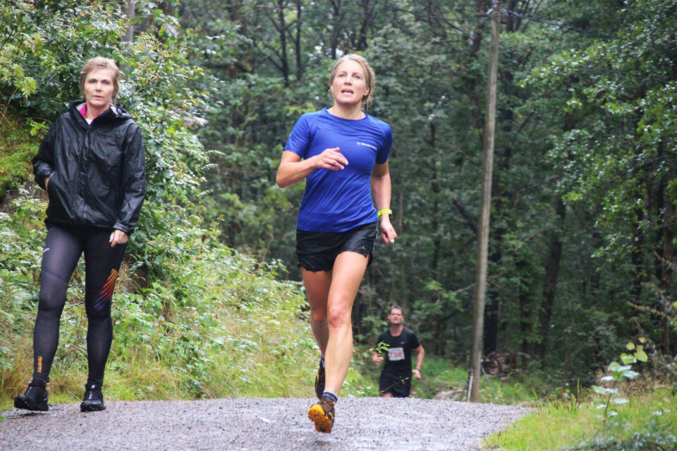 Masse regn, men 838 deltakere i Varodd-løpet i Kristiansand Solgunn Berstad, som tidligere i sommer fullførte Norseman, langer godt ut, mens andre kledte seg etter været og tok det litt mer med ro. (Foto: Guri Sæterlid)