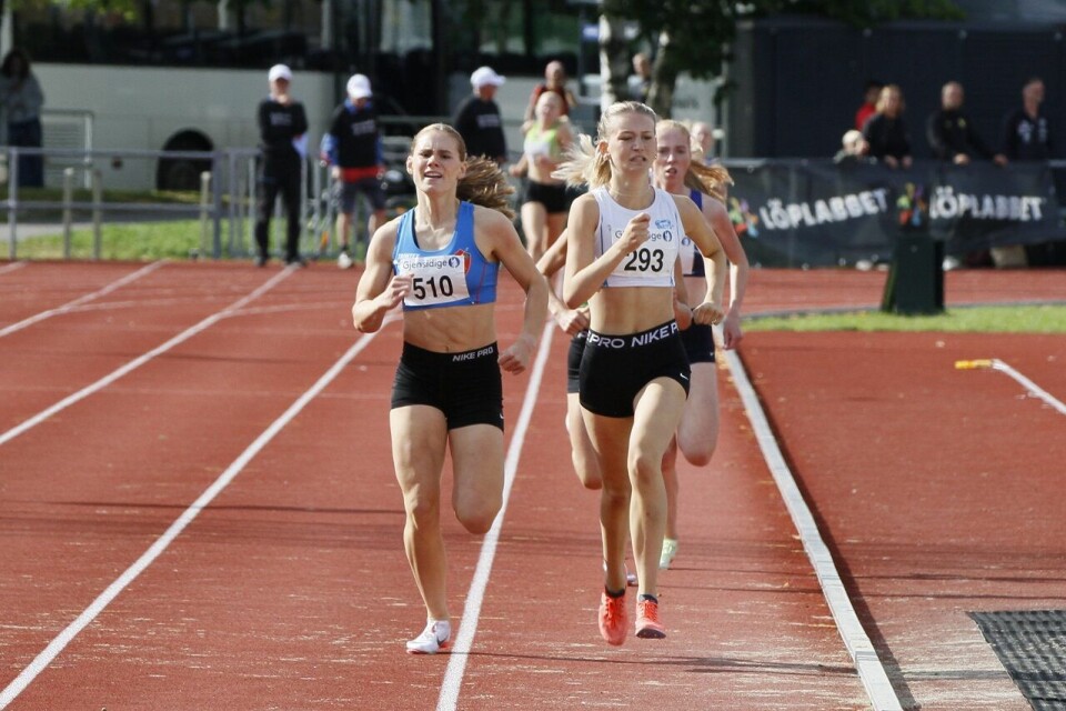 Astrid Cecilie Berntsen (J15) og Mari Skraastad (J16) best på 800 m i UM Selma Skisaker Larvik nr 293.jpg