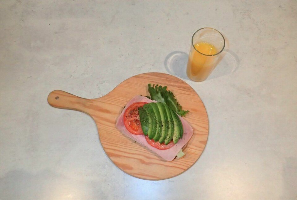 Frokost: En frokost bestående av brød med skinke, salat, tomat og avokado tilfører kroppen både karbohydrater, proteiner og gode fettsyrer (Foto: Marianne Røhme). Frokost med ristet brød med skinke, salat, tomat og avokado. Drikke: Appelsinjuice