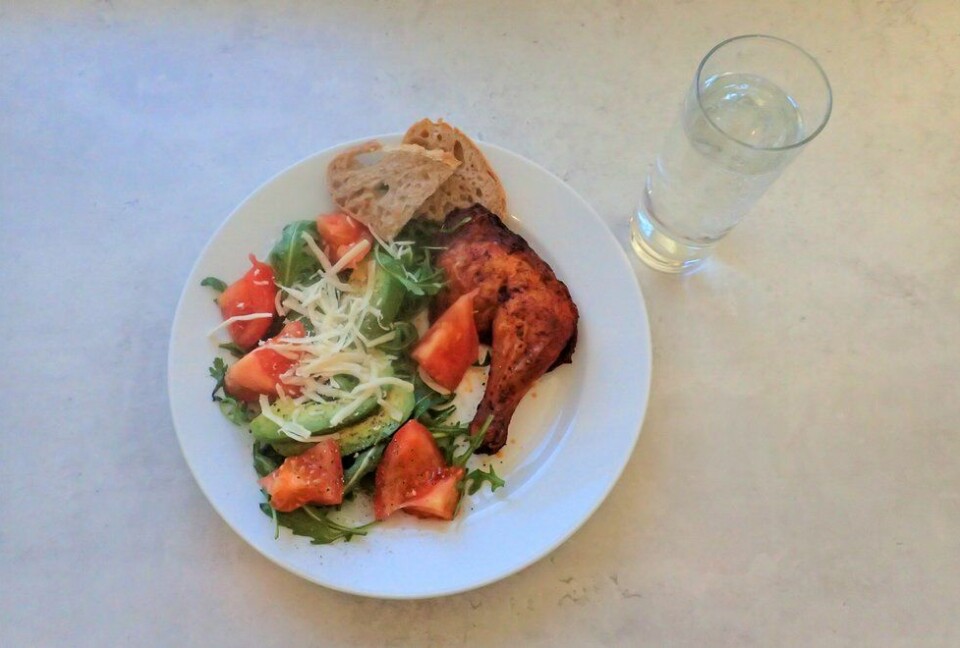 Spis frokost og restituer bedre Middag eller lunsj med kylling, salat, avokado, tomat, parmesanost og brød