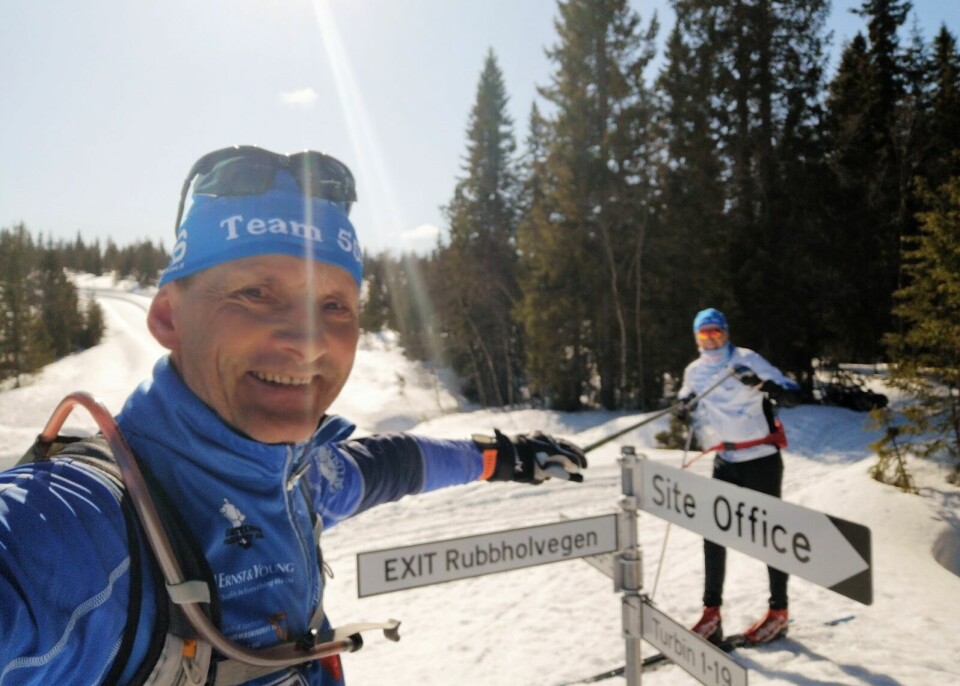 Ikke bare med armlengdes, men stavlengders avstand på Ruskbrenna i Osen (Foto: Rolf Bakken). Ikke bare med armlengdes, men stavlengders avstand på Ruskbrenna i Osen (Foto: Rolf Bakken).