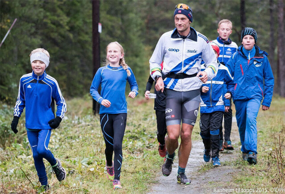 De unge ser ut til å sette stor pris på å kunne jogge ned sammen med Petter Northug. (Foto: Ole-Petter Holmvassdal) De unge ser ut til å sette stor pris på å kunne jogge ned sammen med Petter Northug. (Foto: Ole-Petter Holmvassdal)