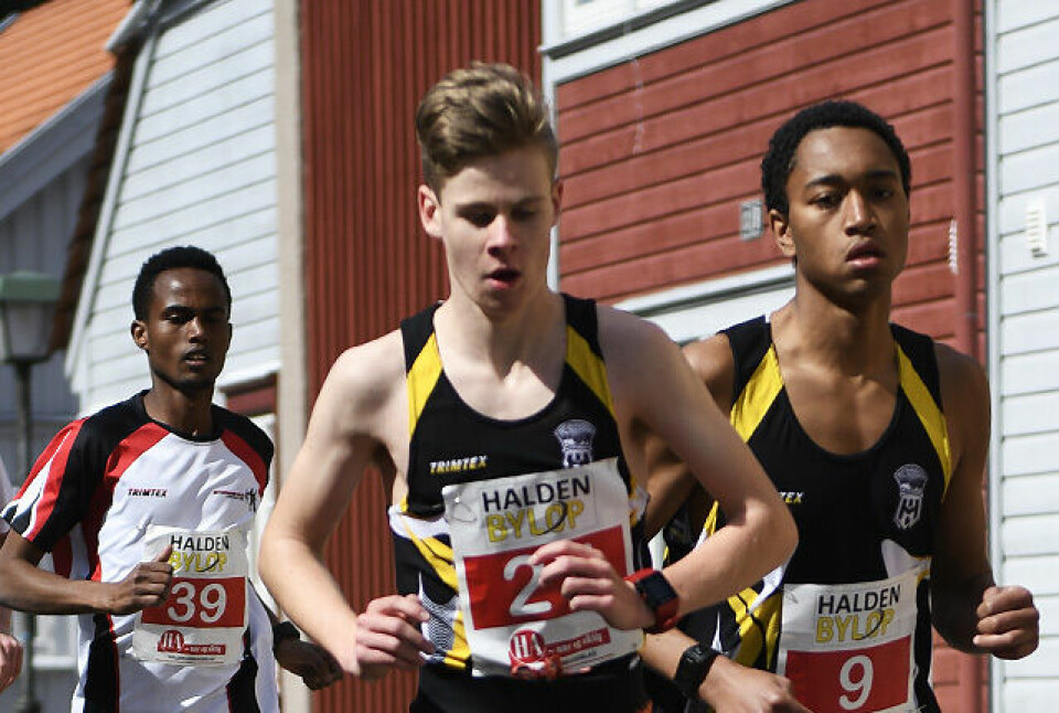 Trym Tønnesen (midten) debuterte på 10 km ved å løpe på 32.23 i Halden Byløp. Her skulder ved skulder med sin gode trenings- og klubbkamerat Amaru Wijman. (Foto: Bjørn Johannessen) Trym Tønnesen (midten) debuterte på 10 km ved å løpe på 32.23 i Halden Byløp. Her skulder ved skulder med sin gode trenings- og klubbkamerat Amaru Wijman. (Foto: Bjørn Johannessen)