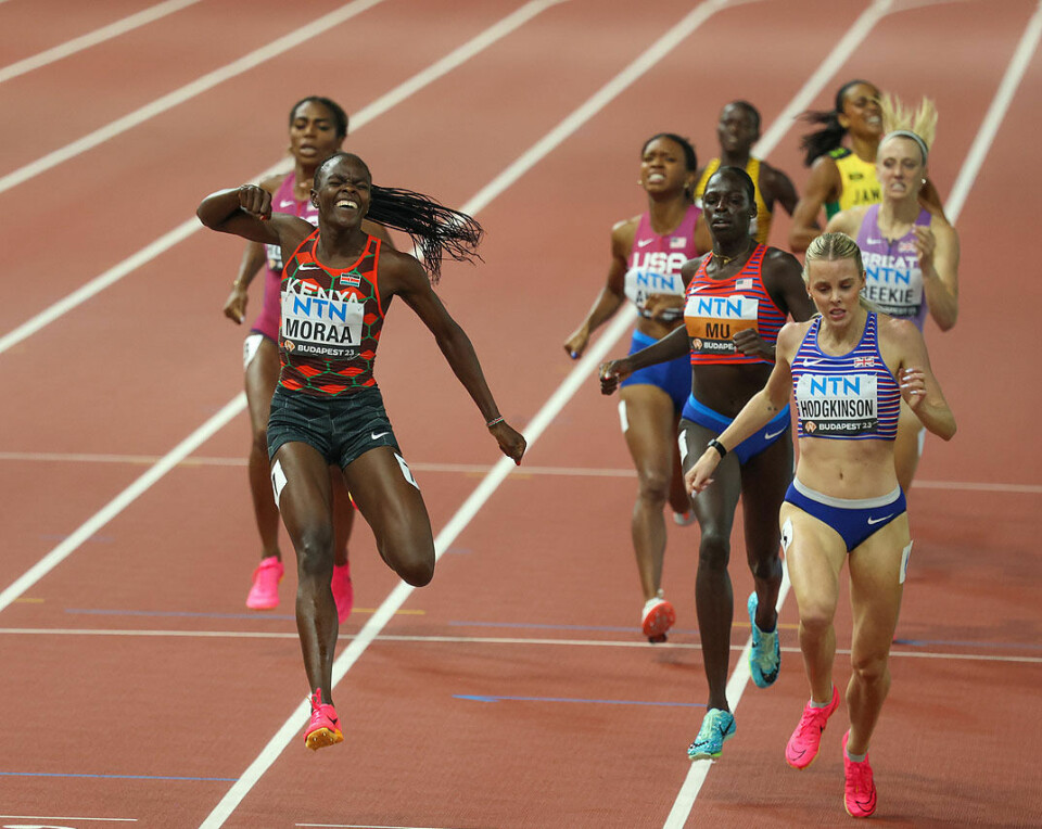 Mary Moraa henviste Keely Hodgkinson og Athing Mu til sølv og bronse på 800 m 1U9A0385_Moraa hopper over målstreken.jpg