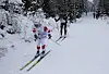 Så tett var det mellom Inger Hegstad Krüger, Lyn Ski foran, og Brita Cecilie Mustad i den siste nedoverbakken med drøye 200 meter igjen. Foto: Heming Leira