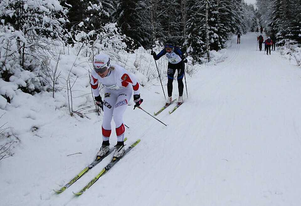 Så tett var det mellom Inger Hegstad Krüger, Lyn Ski foran, og Brita Cecilie Mustad i den siste nedoverbakken med drøye 200 meter igjen. Foto: Heming Leira Så tett var det mellom Inger Hegstad Krüger, Lyn Ski foran, og Brita Cecilie Mustad i den siste nedoverbakken med drøye 200 meter igjen. Foto: Heming Leira